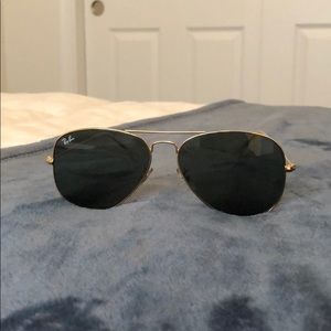 NEED TO SELL. Ray Ban aviators. 9/10 condition